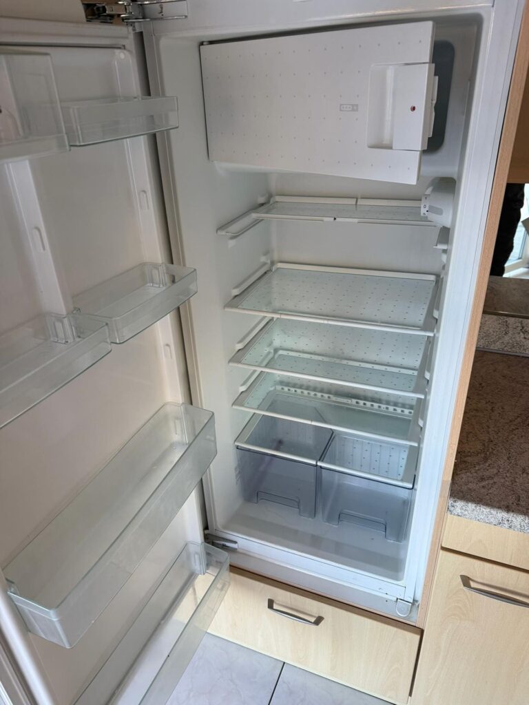 Réfrigérateur propre après le nettoyage par Roza Cleaning