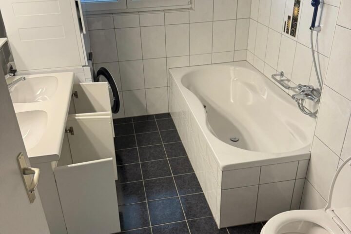 Salle de bain propre après le nettoyage par Roza Cleaning