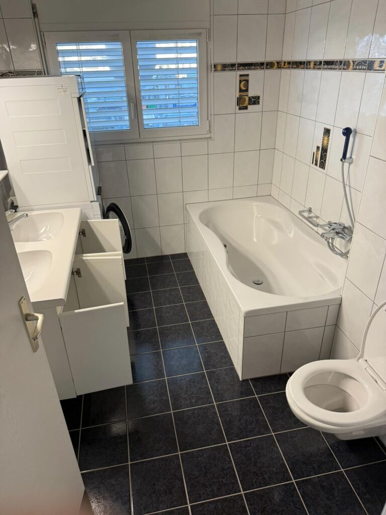 Salle de bain propre après le nettoyage par Roza Cleaning
